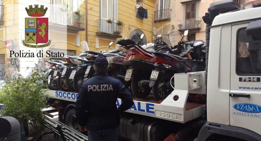 Napoli, controlli straordinari della polizia: sequestri e denunce