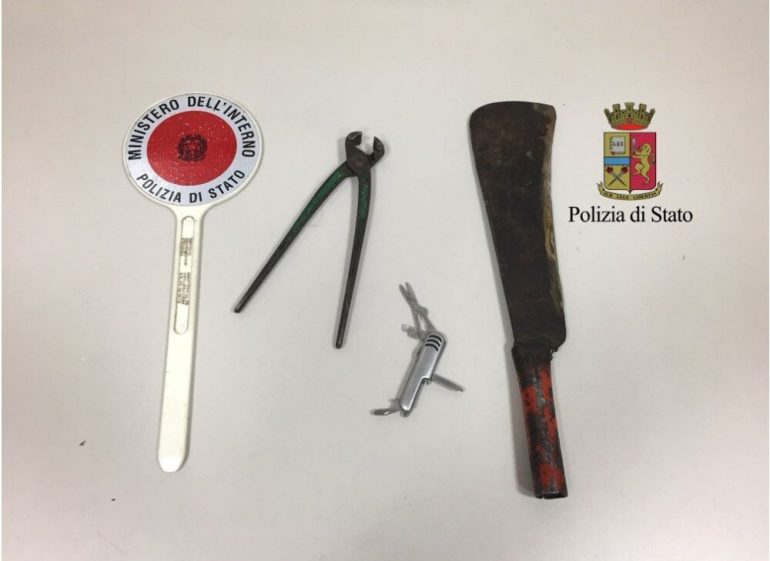 Napoli, tre minorenni bloccati in un fast food armati di machete e coltello