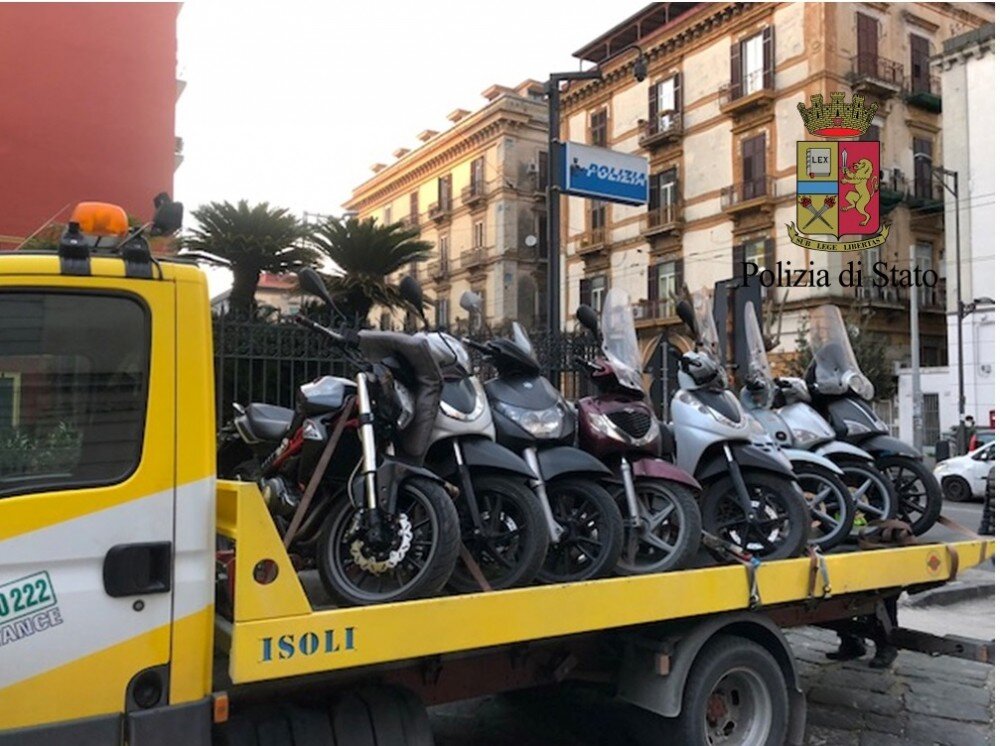 Napoli, Secondigliano di nuovo al setaccio: altri sequestri di motorini