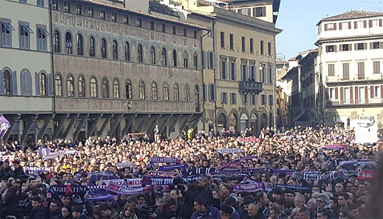 ‘Grazie Capitano’, l’ultimo saluto di Firenze e del mondo dello sport ad Astori