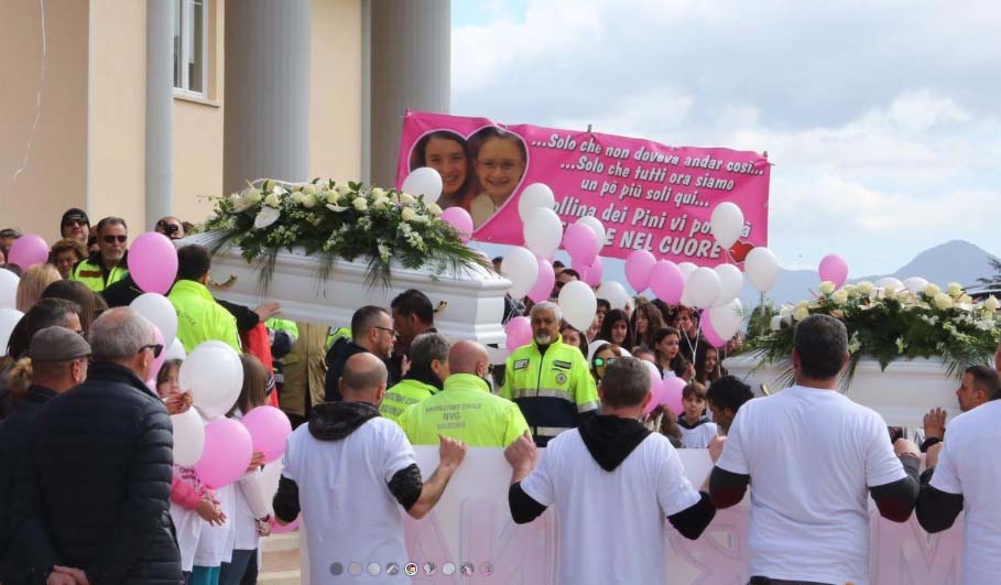 Tragedia di Cisterna, il parroco contestato ai funerali: ‘Pregate anche per il padre, scusate dalla famiglia è stato perdonato’