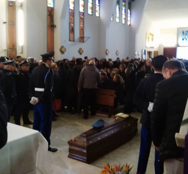 ‘La sua morte deve spingerci a fare di più, a essere migliori’, commozione e rabbia ai funerali di Franco Della Corte