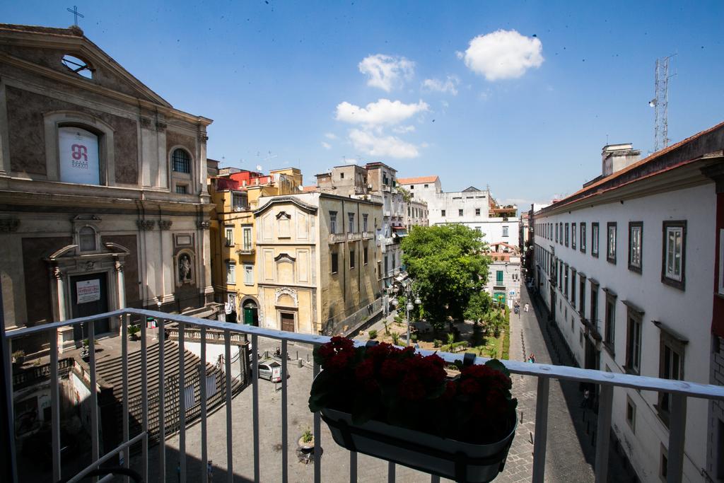 Napoli, festa a base di alcol: turista precipita e muore nel centro storico