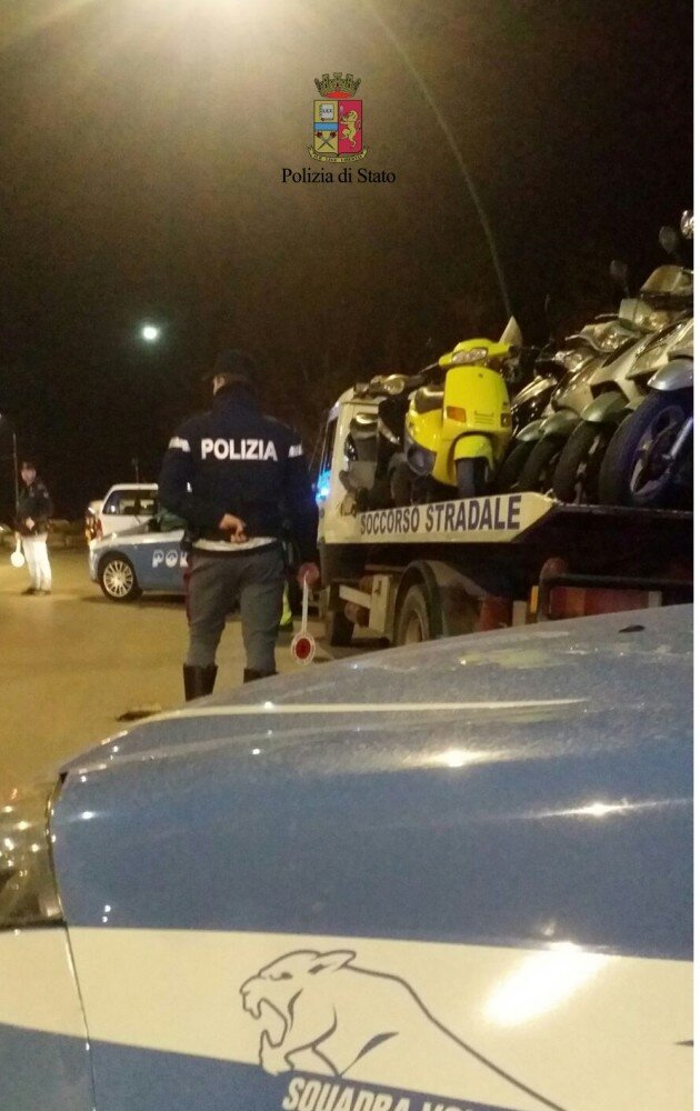 Napoli, controlli della polizia al centro: auto e moto sequestrate