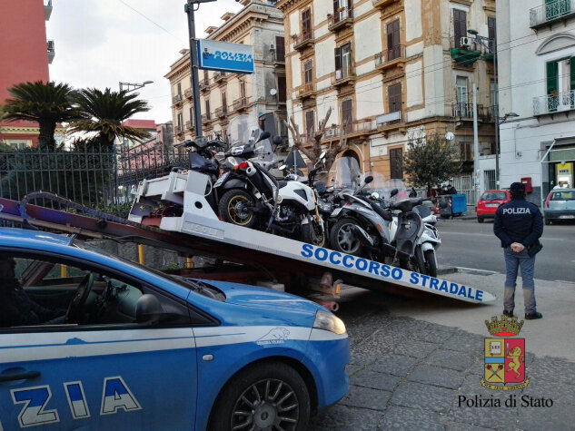 Napoli, controlli a Secondigliano: sequestrati motocicli