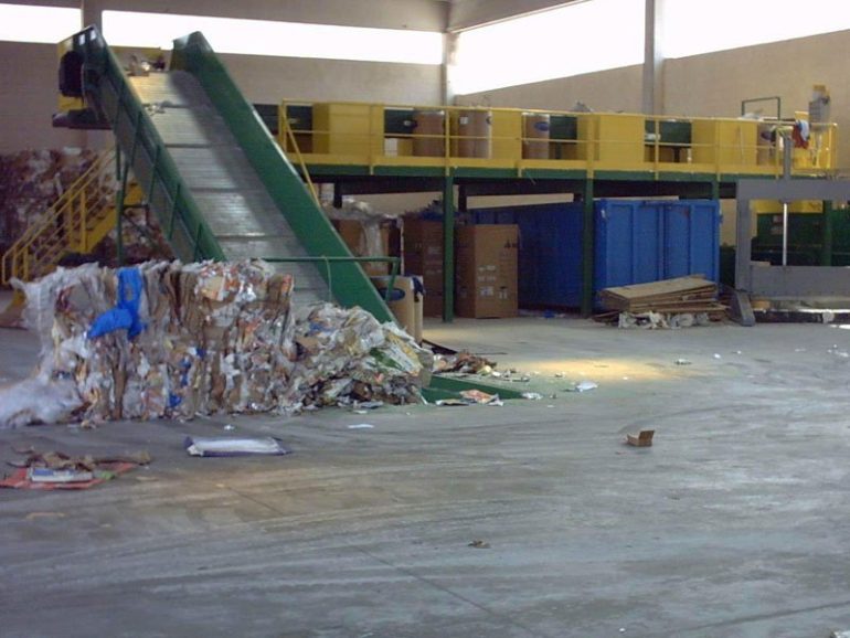 Orrore: neonata trovata morta sul nastro trasportatore di un’azienda di rifiuti