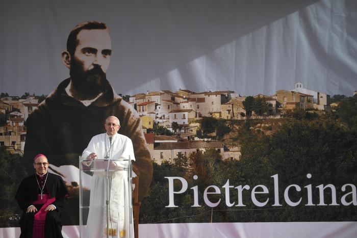 Pietrelcina, folla di fedeli-turisti dopo la visita del Papa