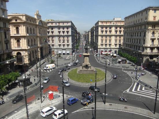 Allarme bomba a Napoli per trolley vicino all’uscita metro di Piazza Bovio