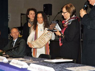 La professoressa sfregiata dall’alunno ha ricevuto il “Premio per la Pace Donna Coraggio” insieme alla preside Sgambato e alla mamma di Arturo M.Rosaria Iavarone