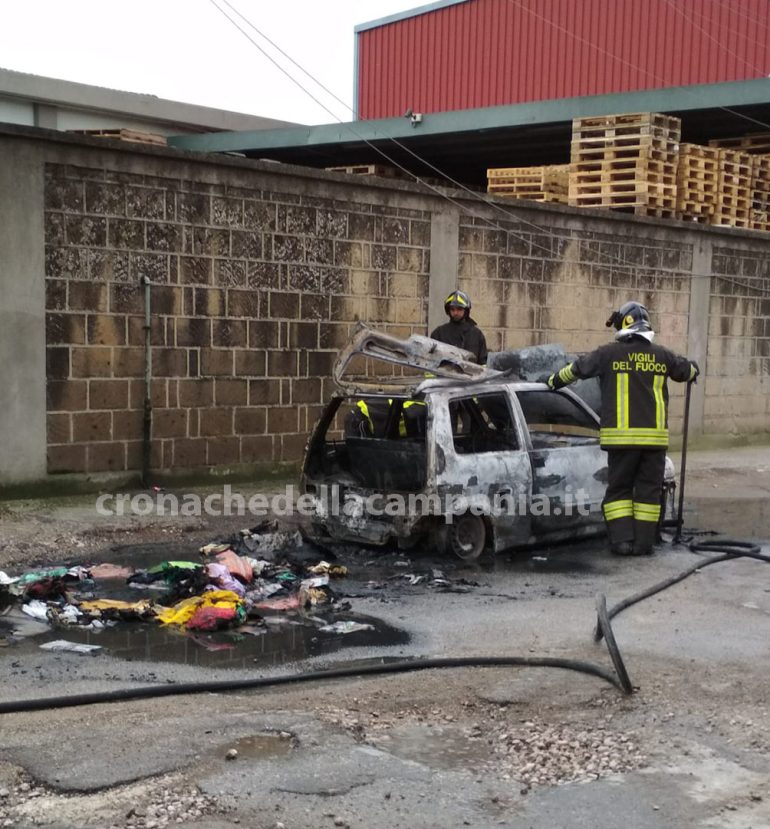 Scafati, panico in via Tricino per l’incendio di un’auto. IL VIDEO