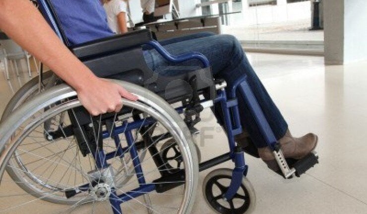Finto invalido su sedia a rotelle, è stato ripreso mentre scendeva dal furgone