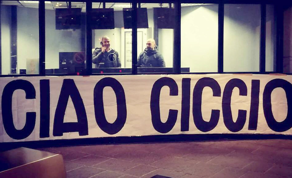 Napoli, striscione alla Metro di Piscinola ‘Ciao Ciccio’, oggi nastro nero su bus e treni