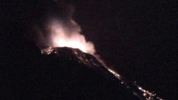 Violenta esplosione di cenere e blocchi lavici dal vulcano di Stromboli