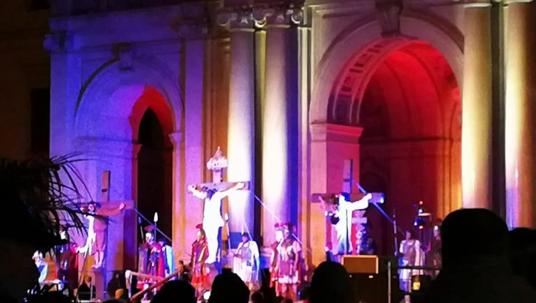 Tragedia sfiorata a Pompei durante la via Crucis dal vivo: il Cristo in croce sviene dal freddo