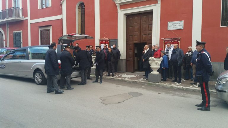 Terzigno: in pochi ai funerali di Vitiello: il marito assassino. IL VIDEO