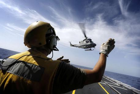 Tragedia sfiorata: elicottero della Marina cade in mare