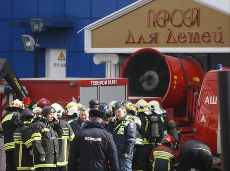Mosca: incendio al centro commerciale, c’è un morto
