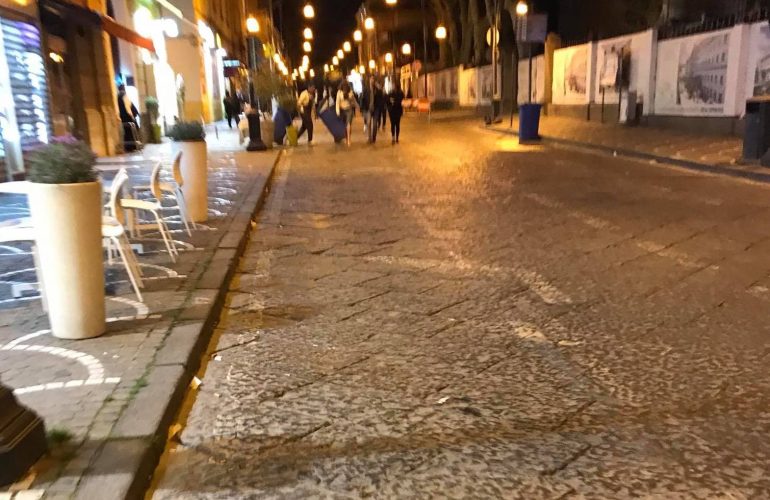 Pompei. Lo stop al ”giro del cafone” blocca la città, giovani fanno schiamazzi: filmati