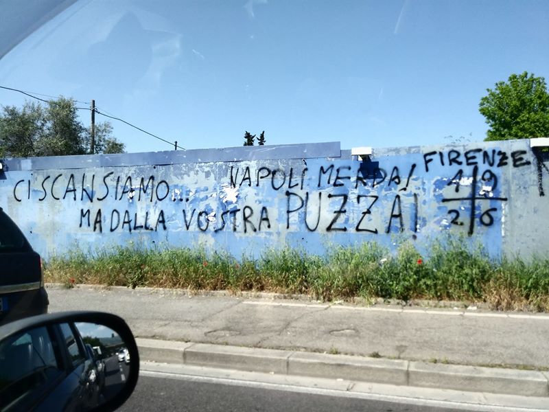 Napoli: scritte offensive dai tifosi della Fiorentina