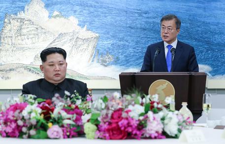 E’storia: le due Coree si stringono la mano