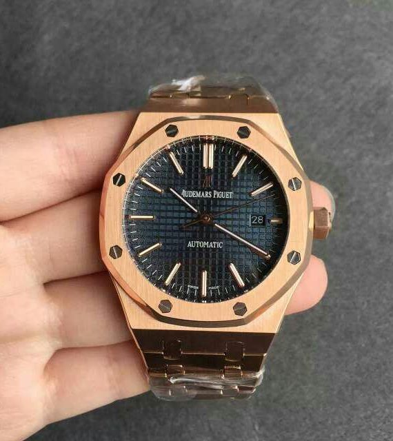 Napoli, turista giapponese scippato di un orologio da 10mila euro