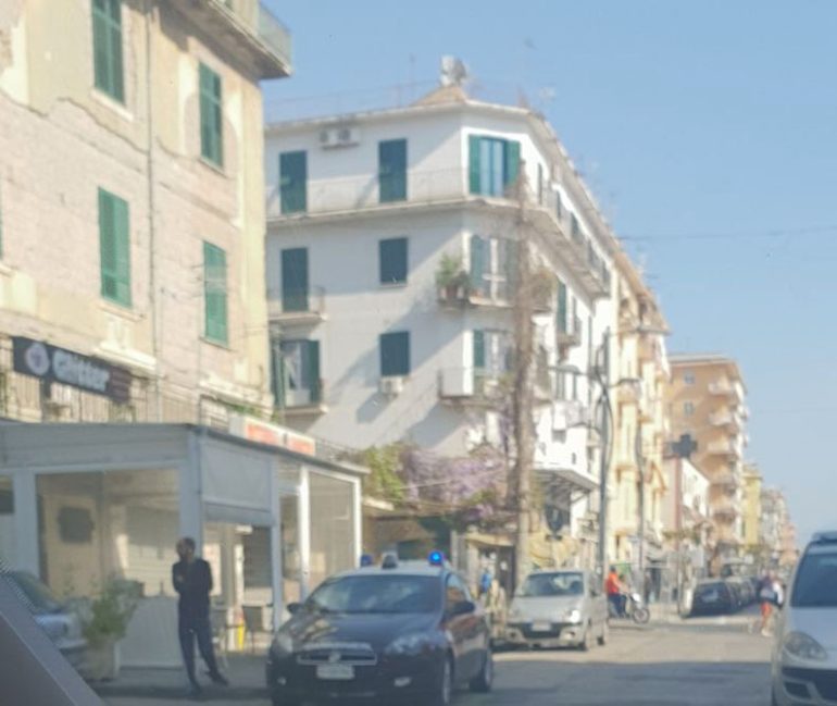 Ercolano, la bambina chiedeva l’elemosina e il papà coi soldi andava a giocare alle slot machine: denunciato. IL VIDEO