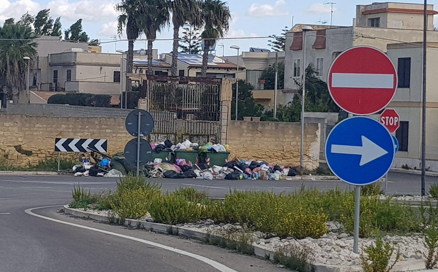Napoli, Stir pieni: ricompaiono cumuli di spazzatura in periferia