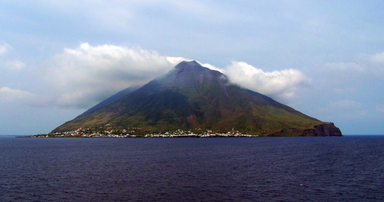 Stromboli: due forti esplosioni sul cratere
