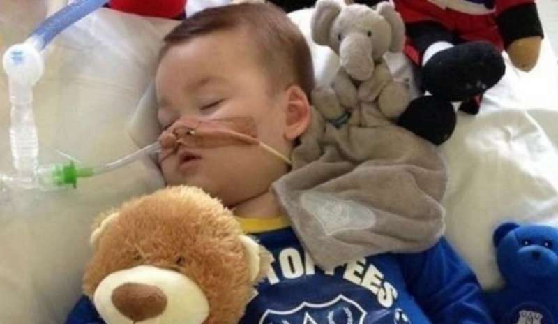 Alfie è morto, annuncio dei genitori su facebook: ‘Il Gladiatore è andato via’