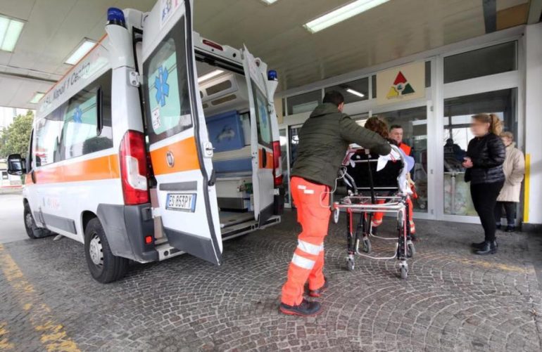 Scampia, ragazzino salvato a scuola dal 118: aveva inalato fumi di copertoni bruciati