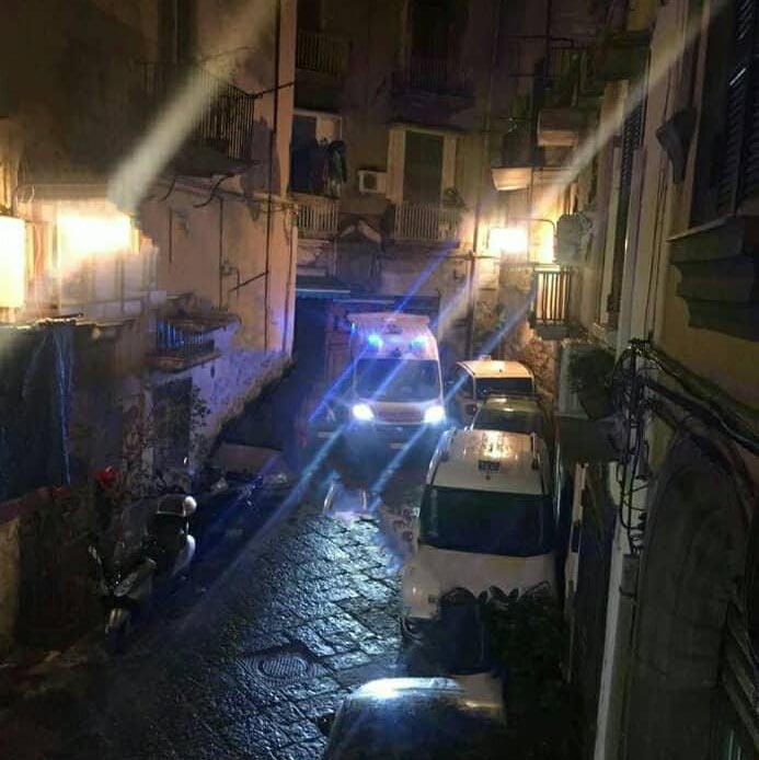 Napoli, ambulanze bloccate dalle auto in sosta: autisti aggrediti