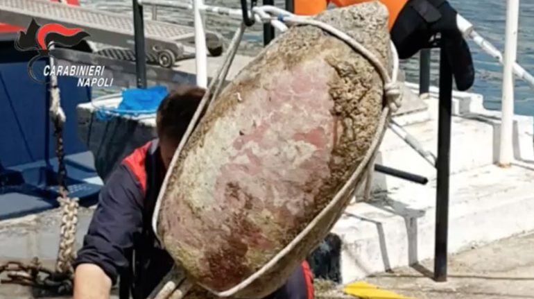 Napoli, recuperata anfora romana del I° secolo d. C. nelle acque di Chaia. IL VIDEO