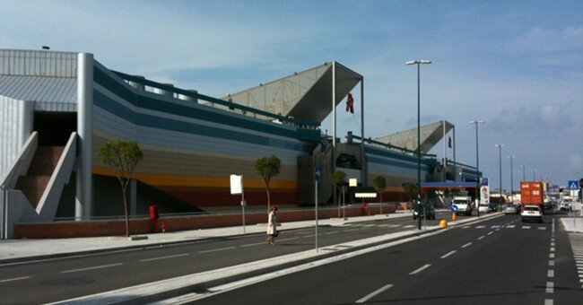 Napoli, gli operai licenziati ex Auchan sul tetto del centro commerciale di via Argine