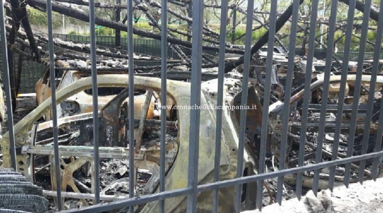 Racket in azione a Gragnano: in fiamme tutte le auto della Geacars