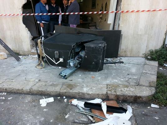 Giugliano, fanno esplodere il bancomat: messi in fuga dall’arrivo dei carabinieri. E’ caccia all’uomo