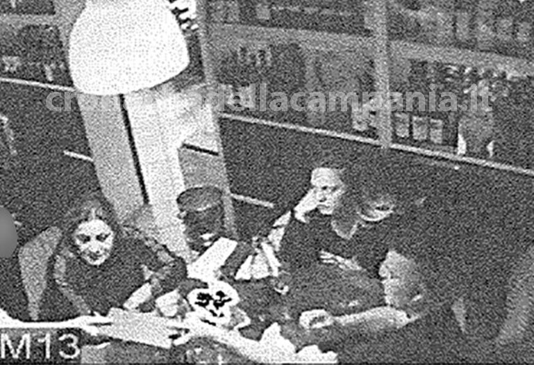 Il carabiniere, il boss e le rispettive mogli a cena al ristorante: le foto che lo inchiodano