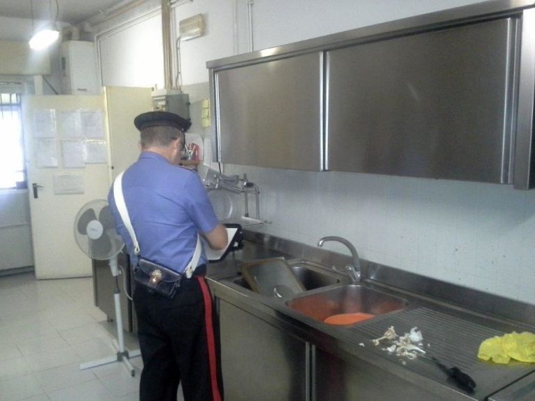 Prodotti alimentari non tracciabili scoperti in 50 ristoranti etnici: sequestrati 17 quintali di alimenti