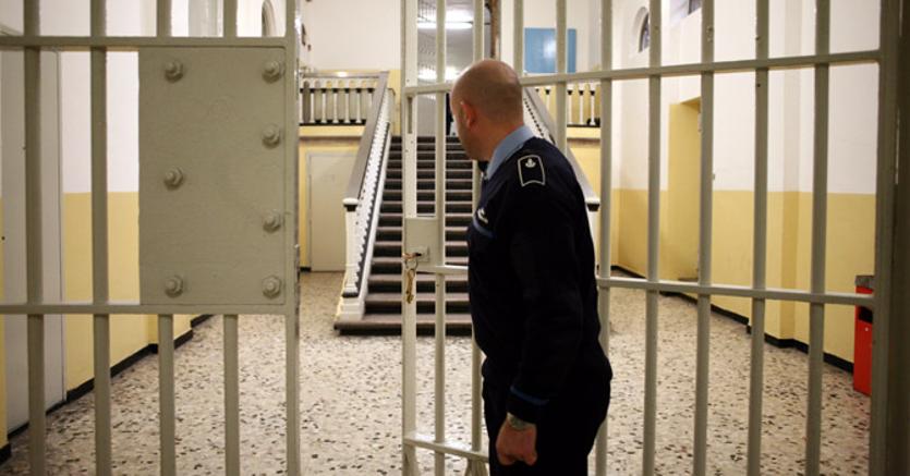 Detenuto distrugge la cella e aggredisce gli agenti nel carcere di Benevento