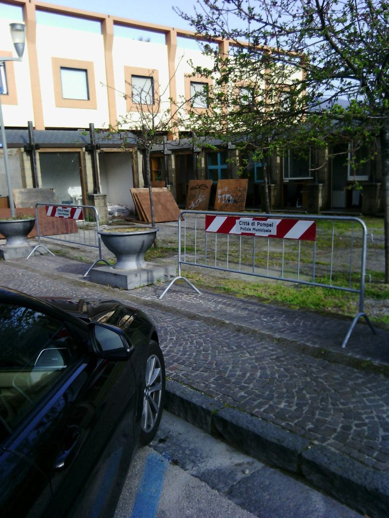 Pompei, i vigili sgomberano i box di piazza Schettini: erano occupati da senzatetto e barboni