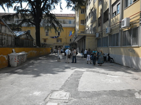 Napoli, la polizia recupera dopo poche ore i 25 computer rubati al liceo Margherita