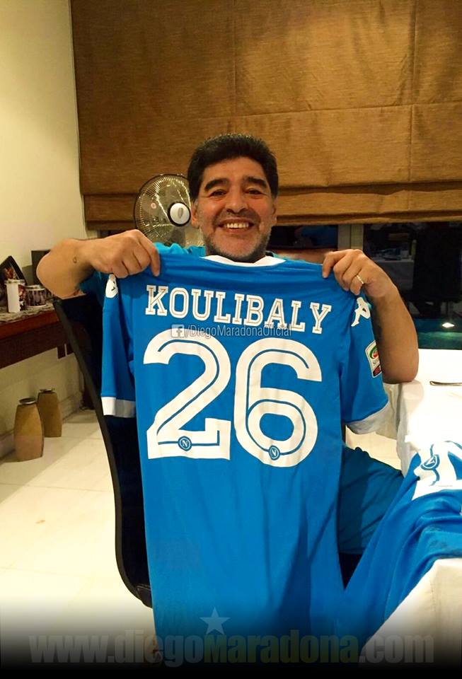 Maradona in posa con la maglia di Koulibaly: ‘Abbiamo un sogno nel cuore’
