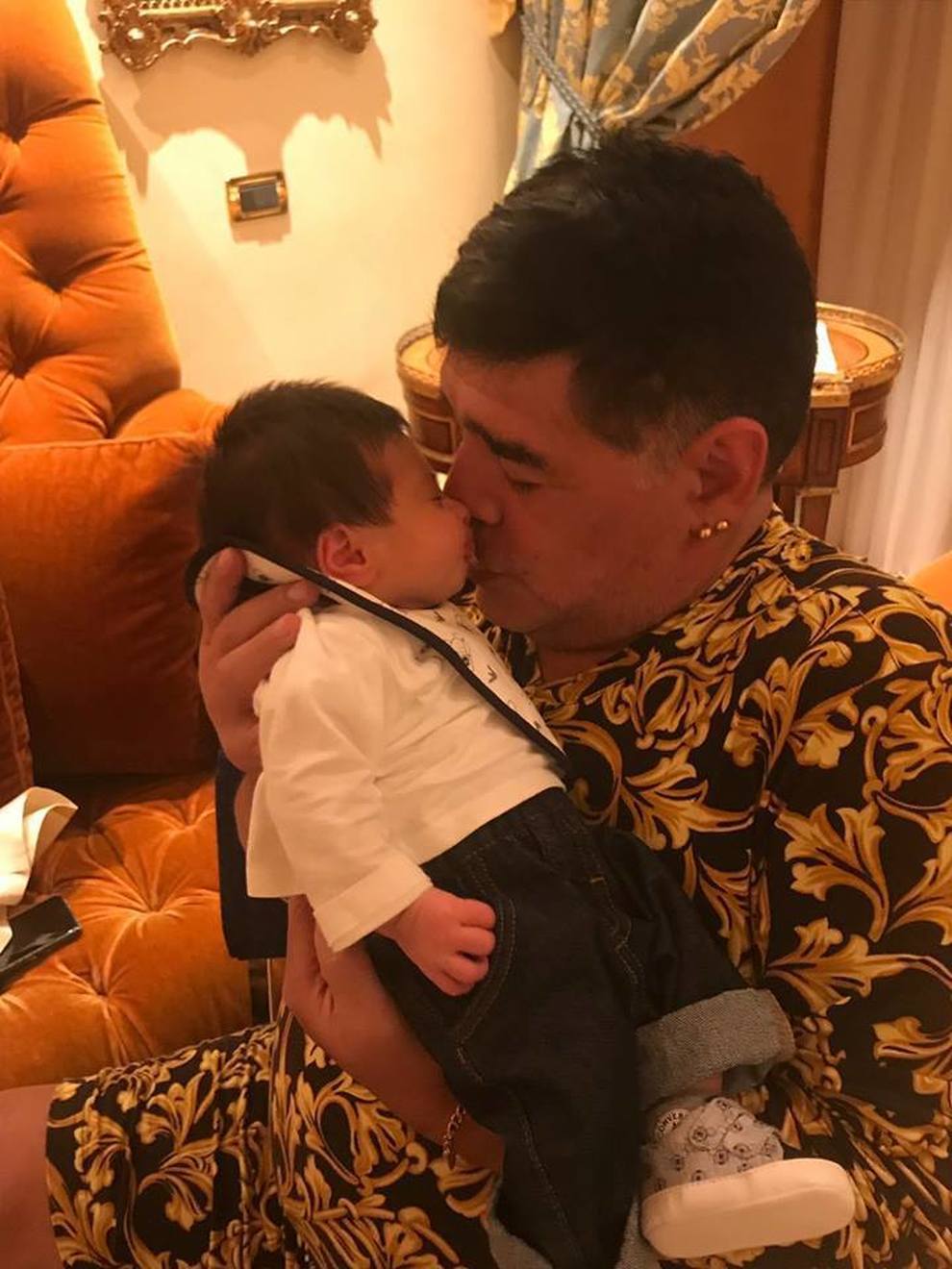 Il tenero abbraccio di Maradona a Diego Matias: le foto virali sul web