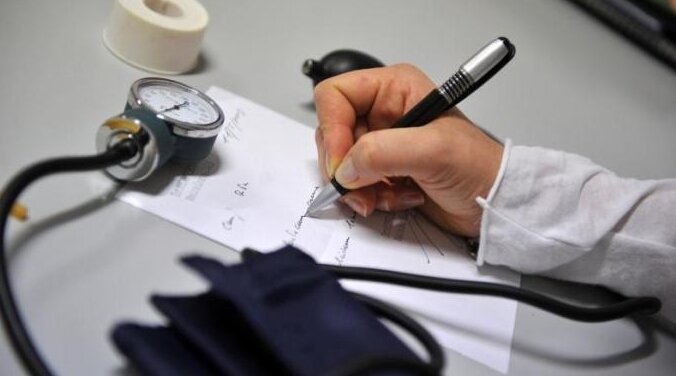 Napoli, medico di medicina generale aggredito nel suo studio: finisce in ospedale