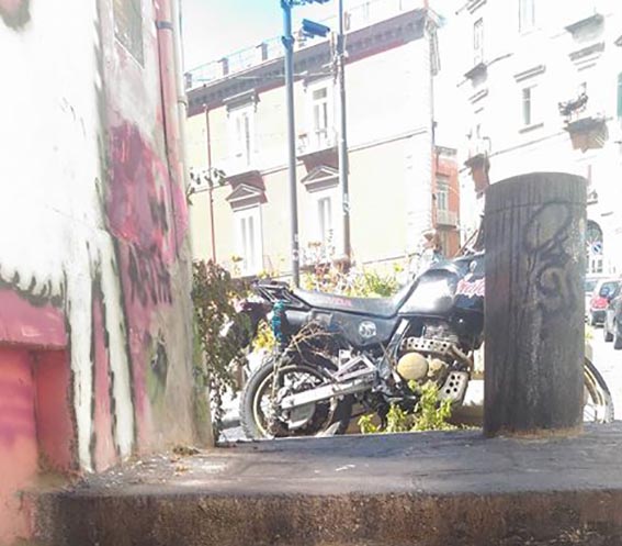 Napoli, moto abbandonata sulla scale di salita Pontecorvo blocca il transito ai pedoni. LE FOTO