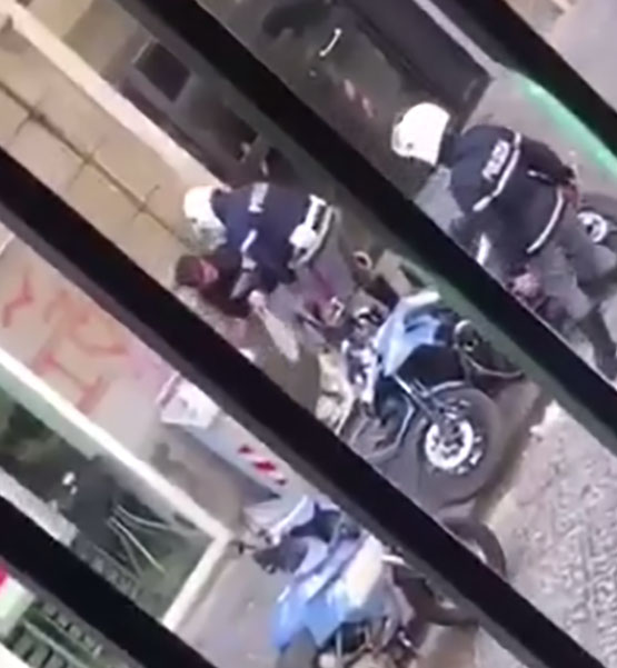 Napoli, poliziotti picchiano e insultano un fermato. La questura: ‘Rigorosi accertamenti’. IL VIDEO E’ VIRALE SUL WEB