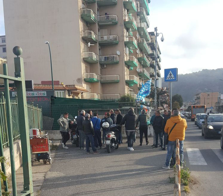 Napoli, protestano gli operatori del mercatino settimanale di Pianura
