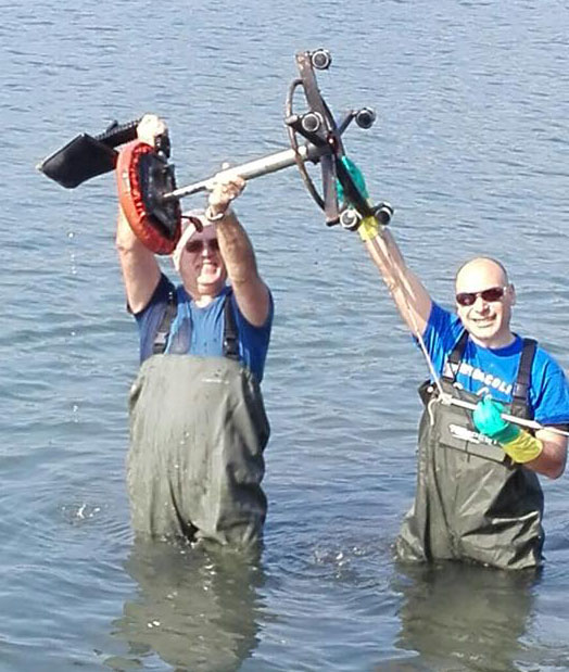 Volontari ripuliscono le sponde del lago Miseno