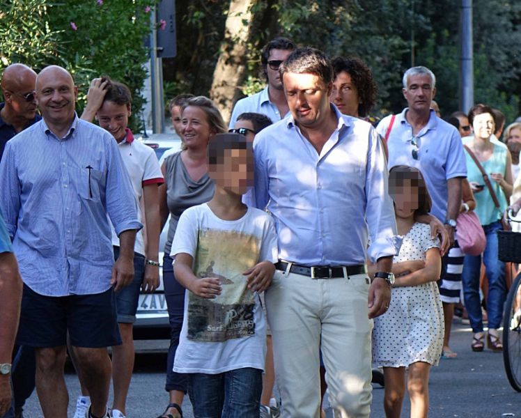 Renzi in strada a Firenze fa il ‘Cicerone’ per i turisti e tifosi napoletani