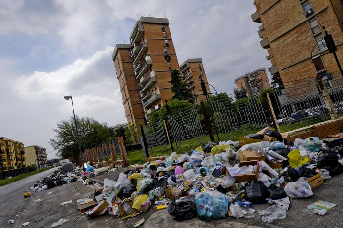 Napoli, avevano trasformato una strada di Ponticelli nella discarica del cantiere: denunciati