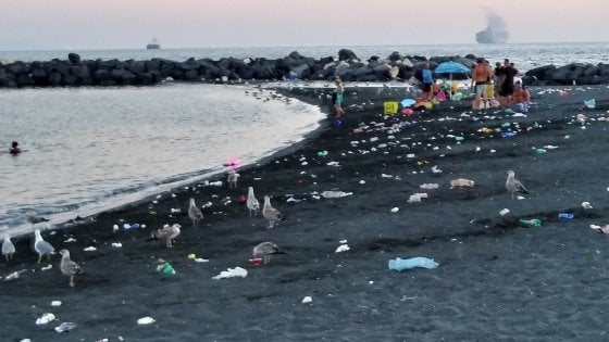 Napoli, il Pd organizza la pulizia dell’arenile a San Giovanni a Teduccio